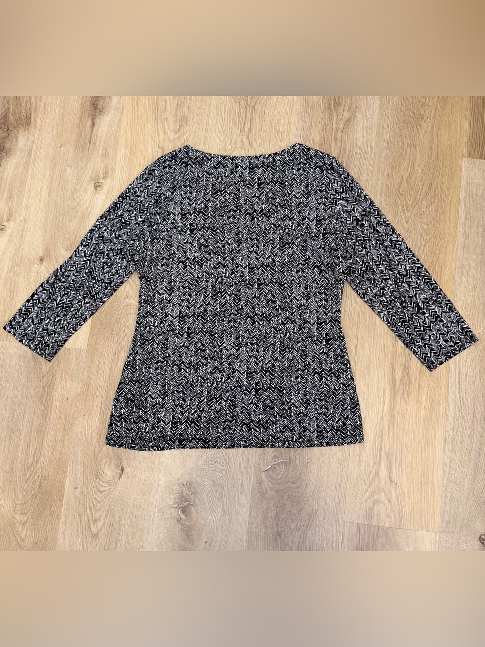Peter Nygard Black and White Patterned Scoop Neck Top - Picture 6 of 7
